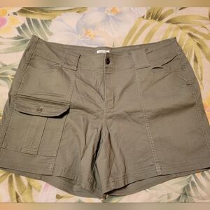 Market & Spruce Camellia high rise cargo shorts olive green 18W